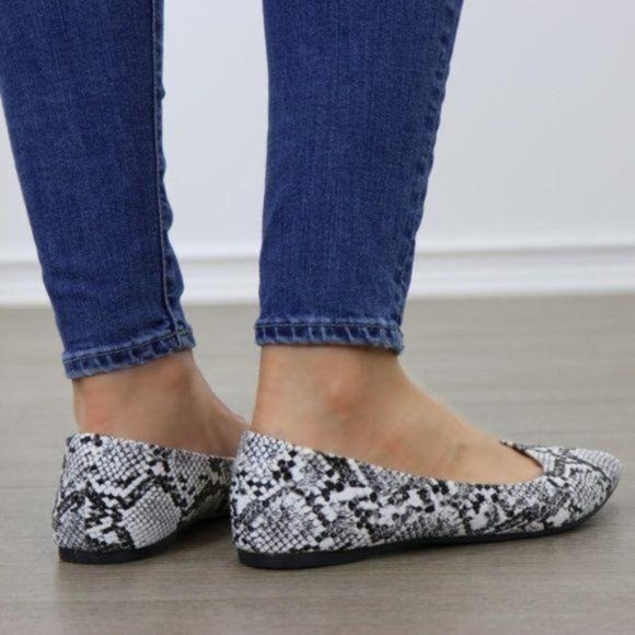 Python Snake Print Pointy Toe Flat Shoes - Picture 4 of 9
